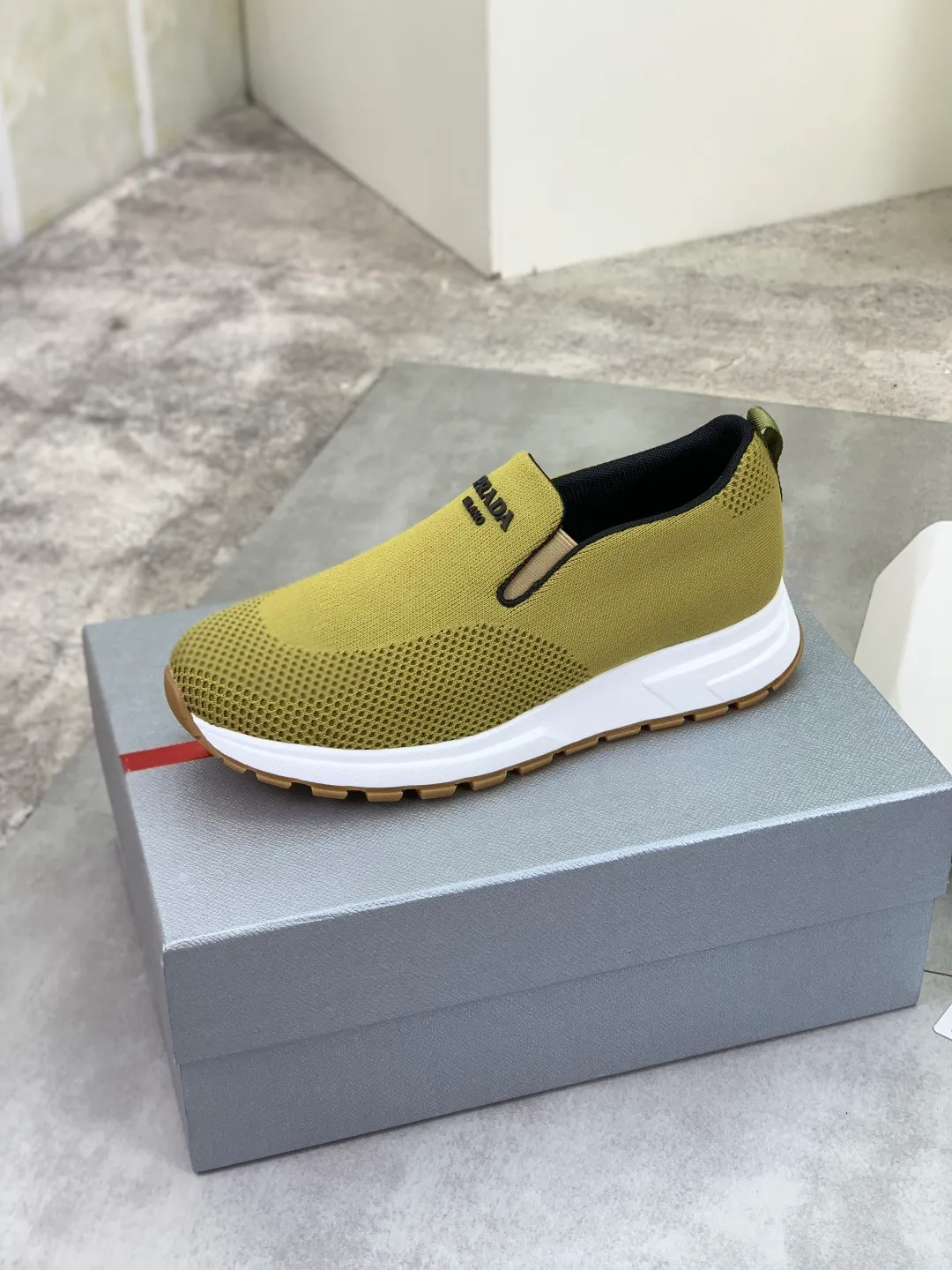 Men's shoes 💰P560💰[New model] Flying weave series (summer must-have) is now available on the official website, 🆘 Trendy brand (Prada) mainly promotes popular models, avant-garde and versatile fashionable men's shoes, private version molding, cowhide surface splicing 1:1.. Simple fashion, original imported cowhide lining and cowhide feet; the atmosphere and personality are more fashionable, eye-catching and pursuing class. It will subvert the old idea and be a must-have for fashion trendsetters with you! Must keep it for yourself! High-end comfort and low-end, high-end quality workmanship. Size: 38-45 6️⃣colors available.